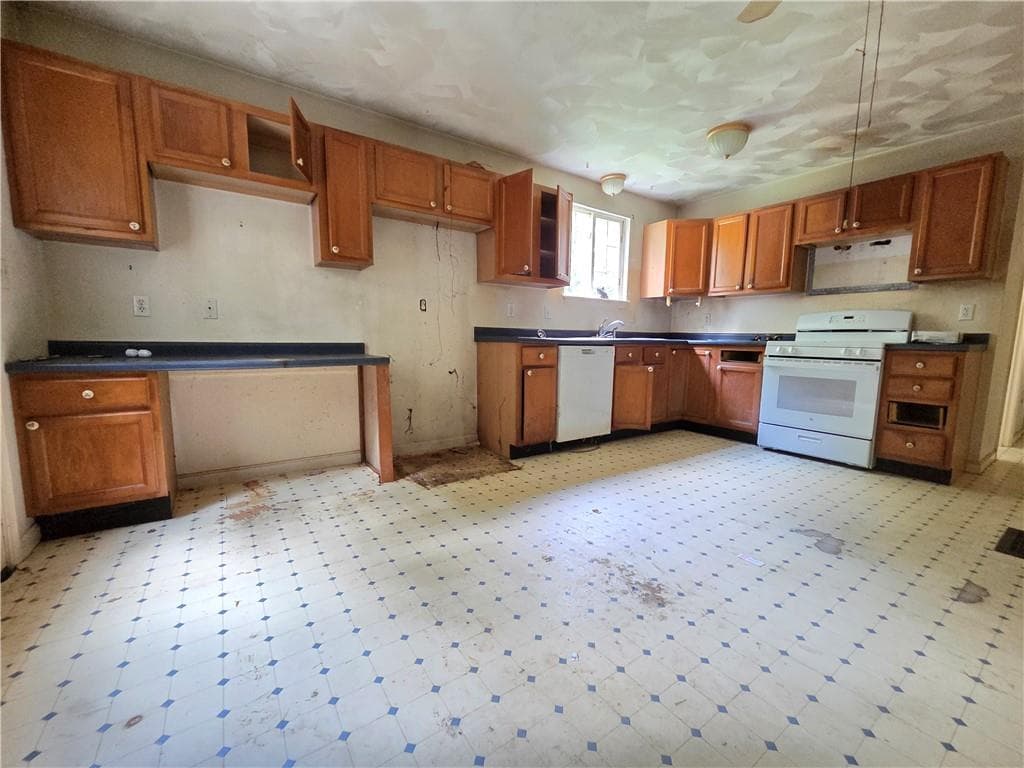 Single Family Residence at 30 Earle Drive, North Kingstown, photo 14 of 25