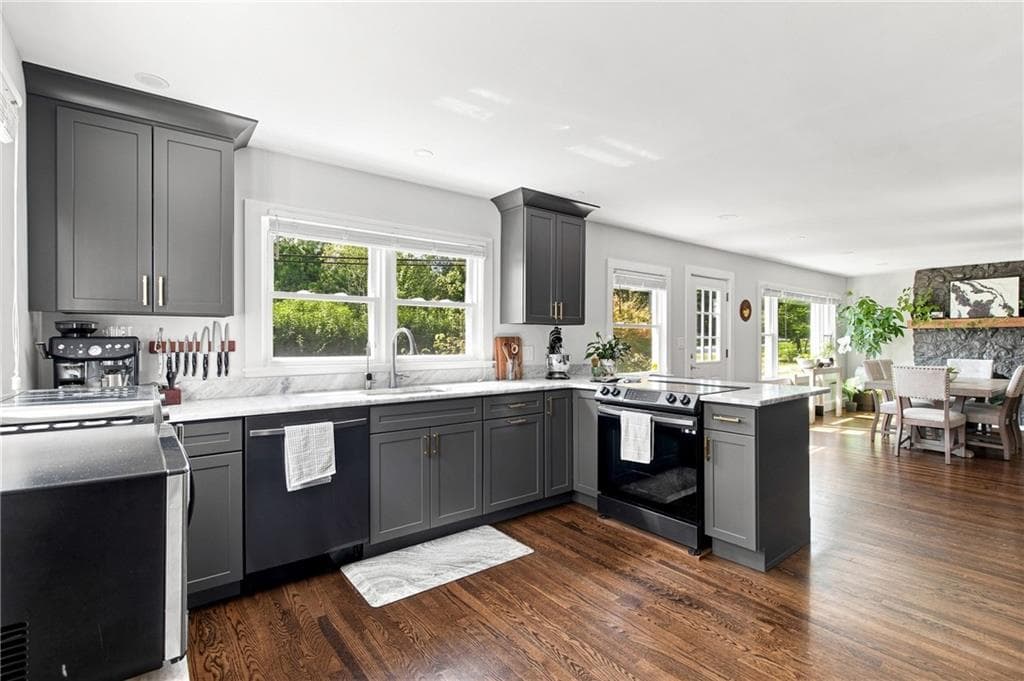 Single Family Residence at 561 Boyds Lane, Portsmouth, photo 7 of 50