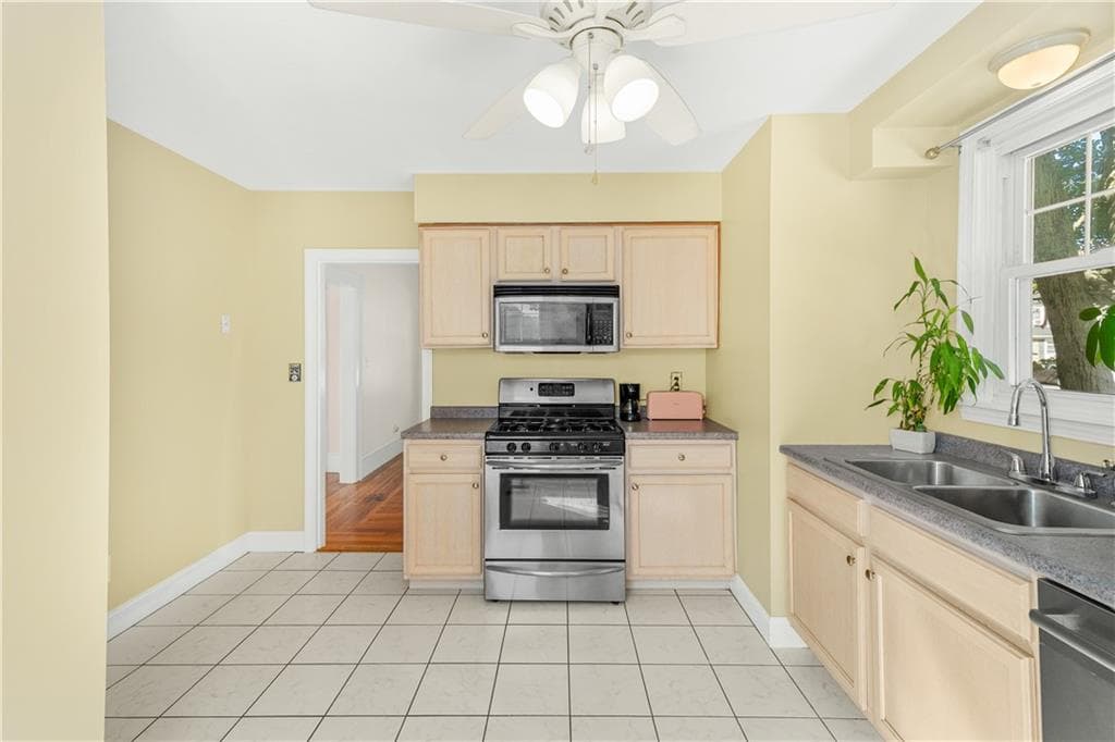 Single Family Residence at 53 Wampanoag Trail, East Providence, photo 10 of 28