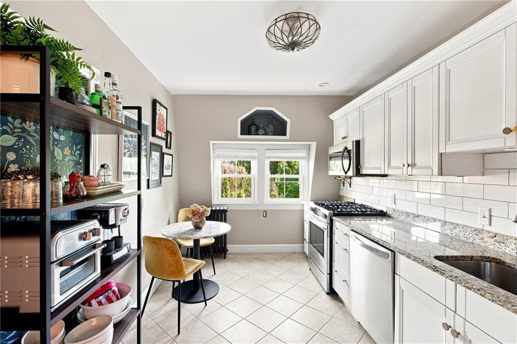 Condominium at 8 Everett Street UNIT 3, Newport, photo 6 of 28