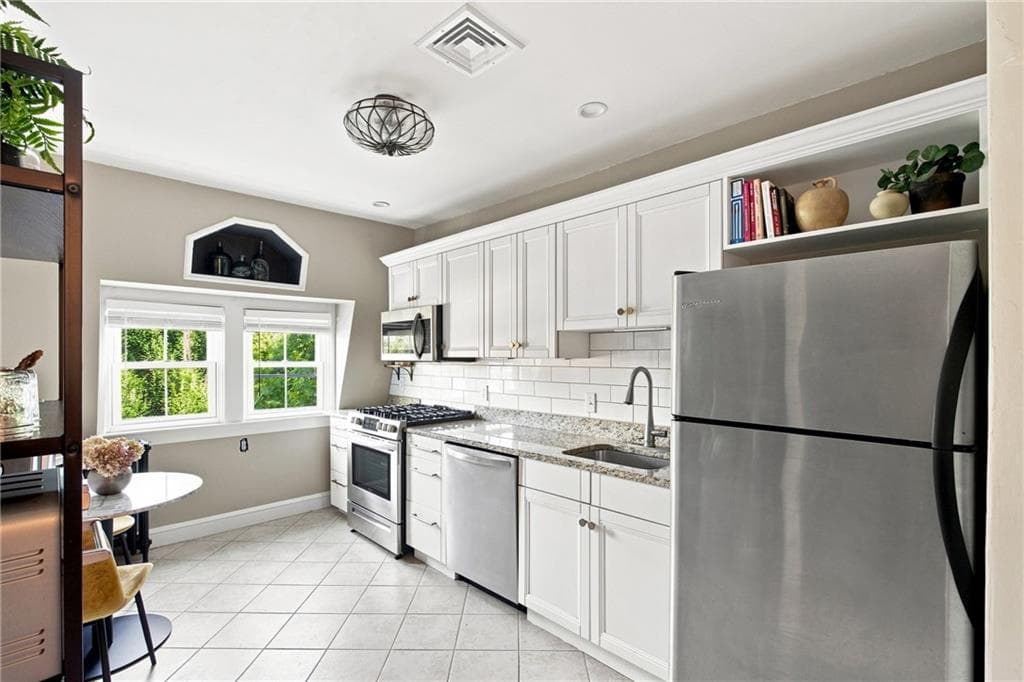 Condominium at 8 Everett Street UNIT 3, Newport, photo 7 of 28