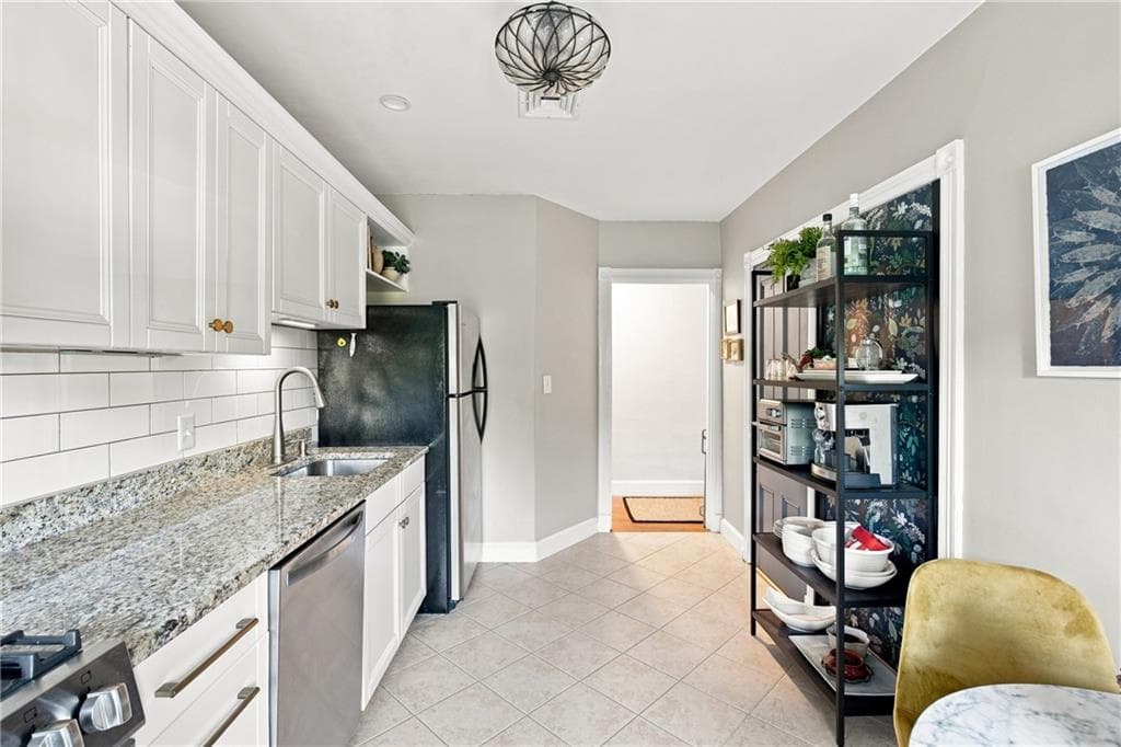 Condominium at 8 Everett Street UNIT 3, Newport, photo 9 of 28
