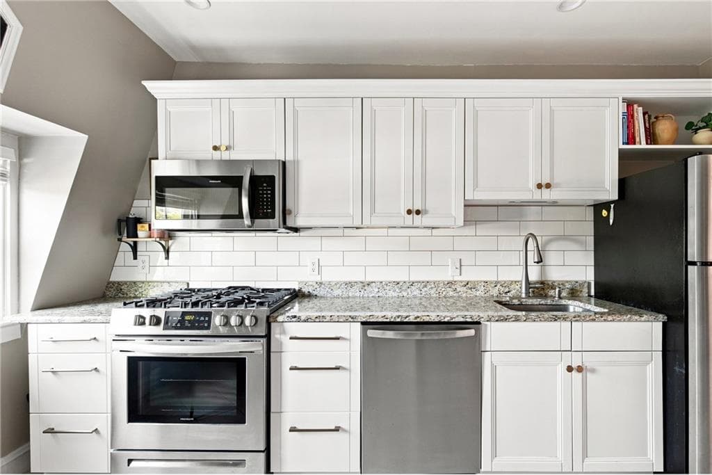 Condominium at 8 Everett Street UNIT 3, Newport, photo 8 of 28