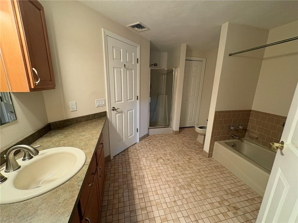 Condominium at 60 Saddle Green UNIT B, North Providence, photo 11 of 17