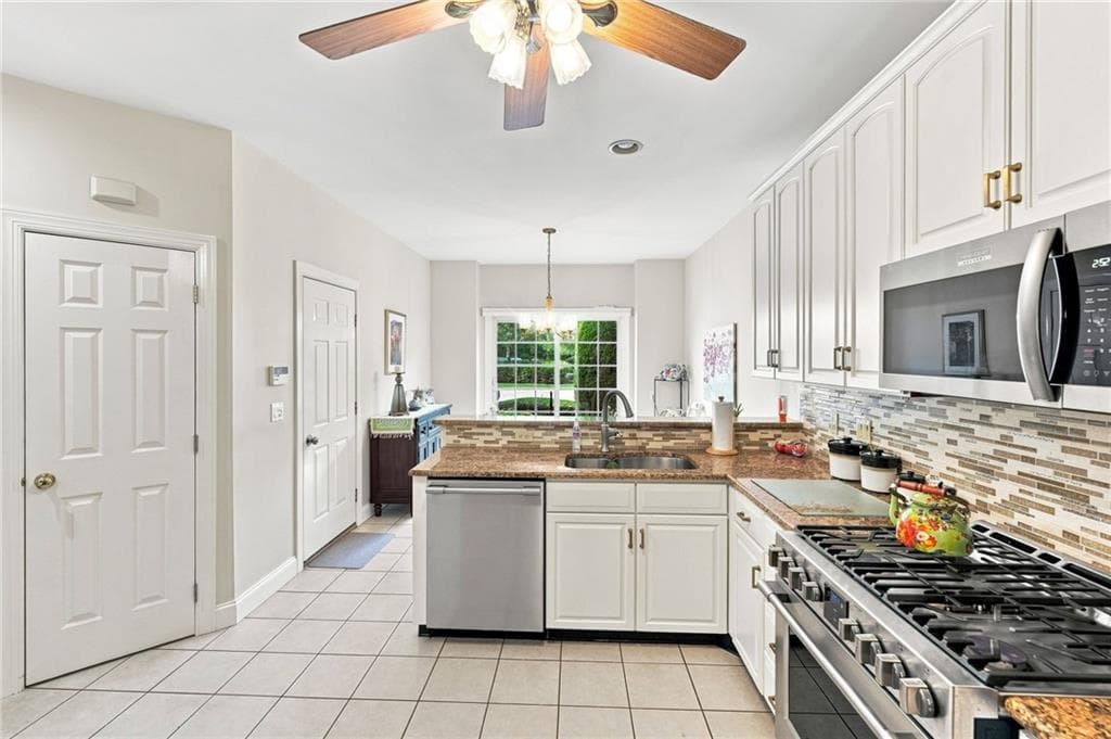 Condominium at 45 Fieldstone Drive, East Greenwich, photo 9 of 40