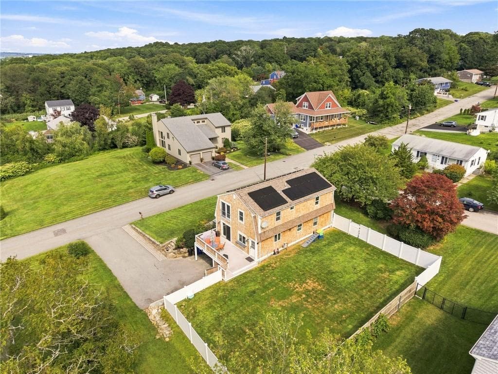 Single Family Residence at 185 Kearns Avenue, Tiverton, photo 12 of 50