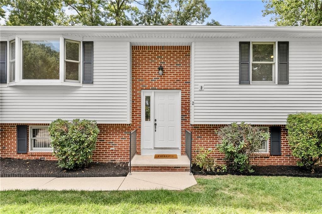 Single Family Residence at 2 Ryan Lane, North Providence, photo 5 of 43