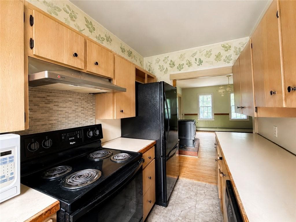Single Family Residence at 102 Colvintown Road, Coventry, photo 6 of 31