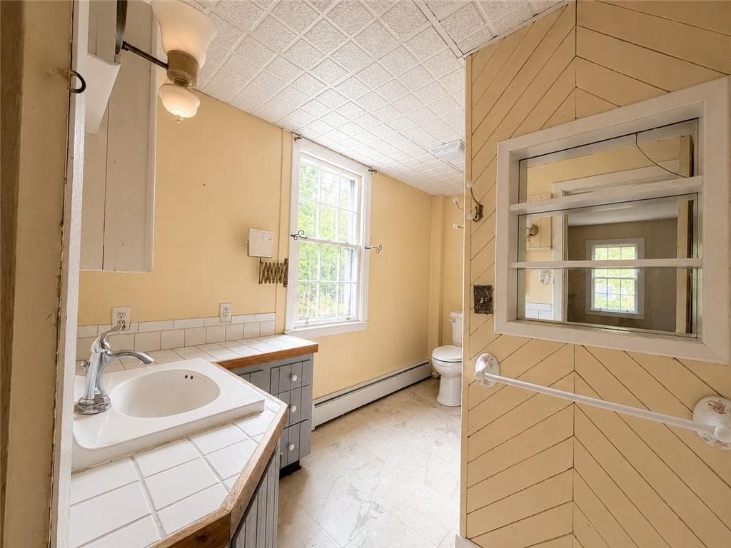 Single Family Residence at 102 Colvintown Road, Coventry, photo 9 of 31