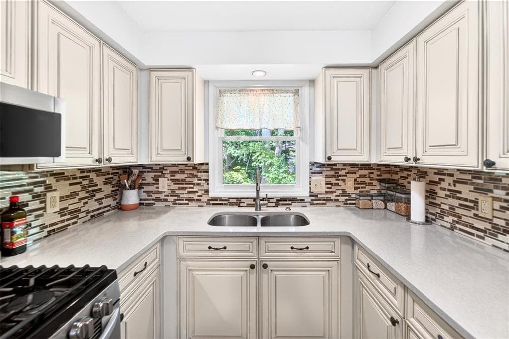 Condominium at 143 Oak Park Drive, North Providence, photo 9 of 33
