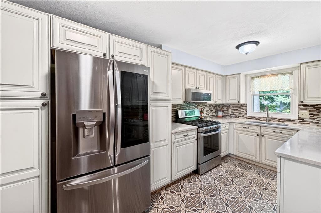 Condominium at 143 Oak Park Drive, North Providence, photo 11 of 33