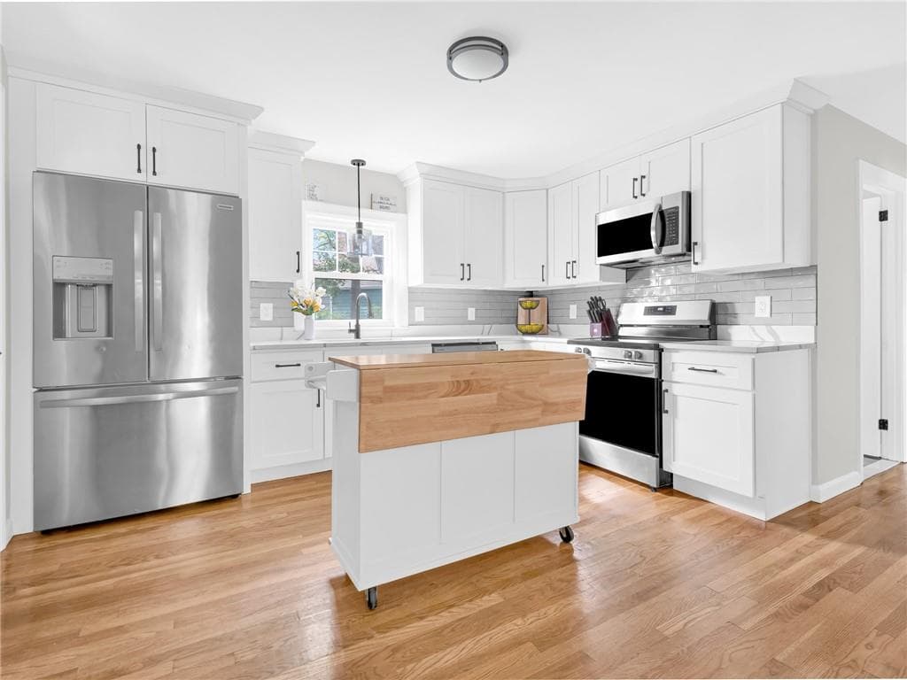 Single Family Residence at 17 Boulevard Avenue, Lincoln, photo 5 of 44