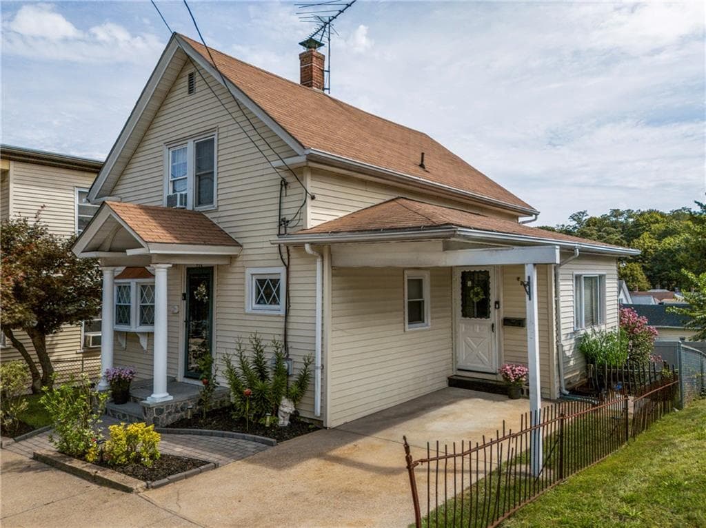 Single Family Residence at 294 Washington Street, West Warwick, photo 5 of 38