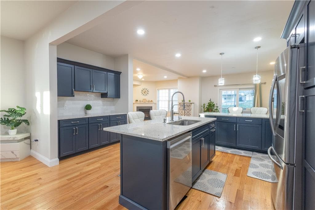 Condominium at 902 Hunting Hill Drive, Cumberland, photo 2 of 25
