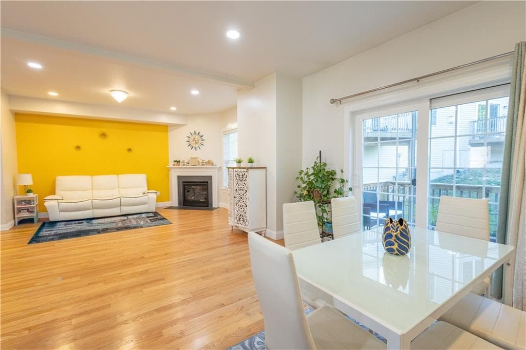 Condominium at 902 Hunting Hill Drive, Cumberland, photo 4 of 25