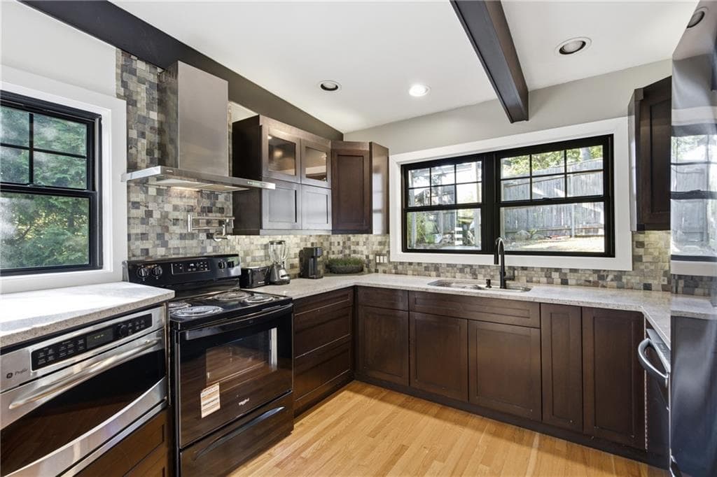 Single Family Residence at 3 Hilltop Court, Smithfield, photo 6 of 36