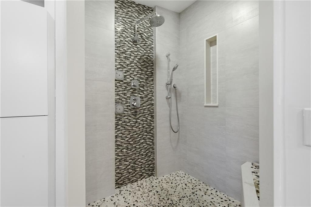 Single Family Residence at 3 Hilltop Court, Smithfield, photo 18 of 36