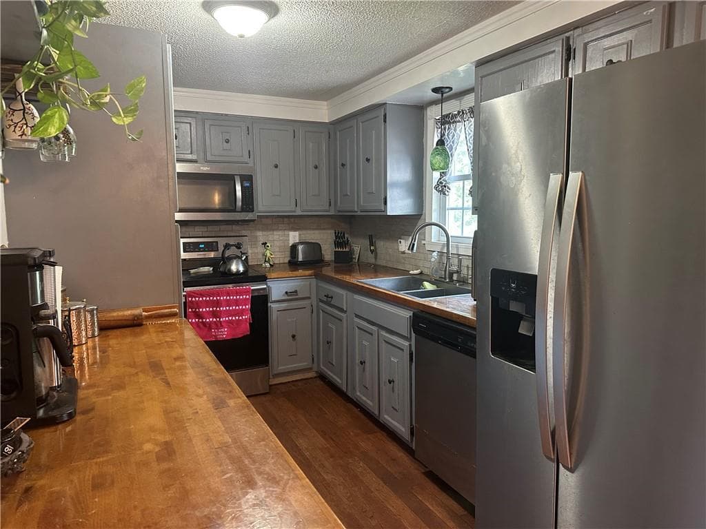Single Family Residence at 15 Riverview Drive, Richmond, photo 2 of 12