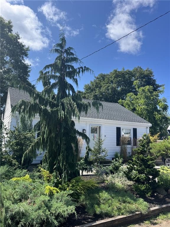 Single Family Residence at 9 Loyola Terrace, Newport, photo 2 of 24