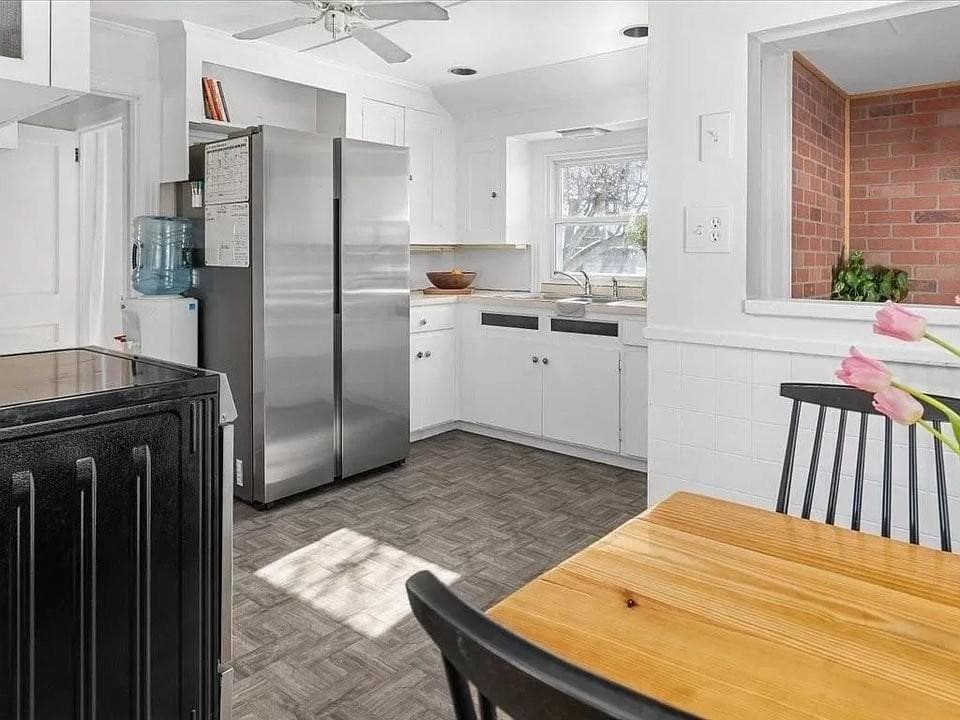 Single Family Residence at 9 Loyola Terrace, Newport, photo 9 of 24