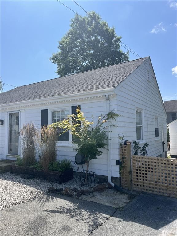 Single Family Residence at 9 Loyola Terrace, Newport, photo 15 of 24