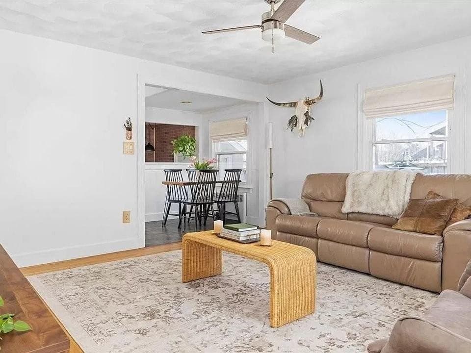 Single Family Residence at 9 Loyola Terrace, Newport, photo 11 of 24