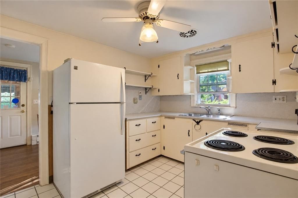 Single Family Residence at 81 Park View Avenue, Warwick, photo 11 of 41