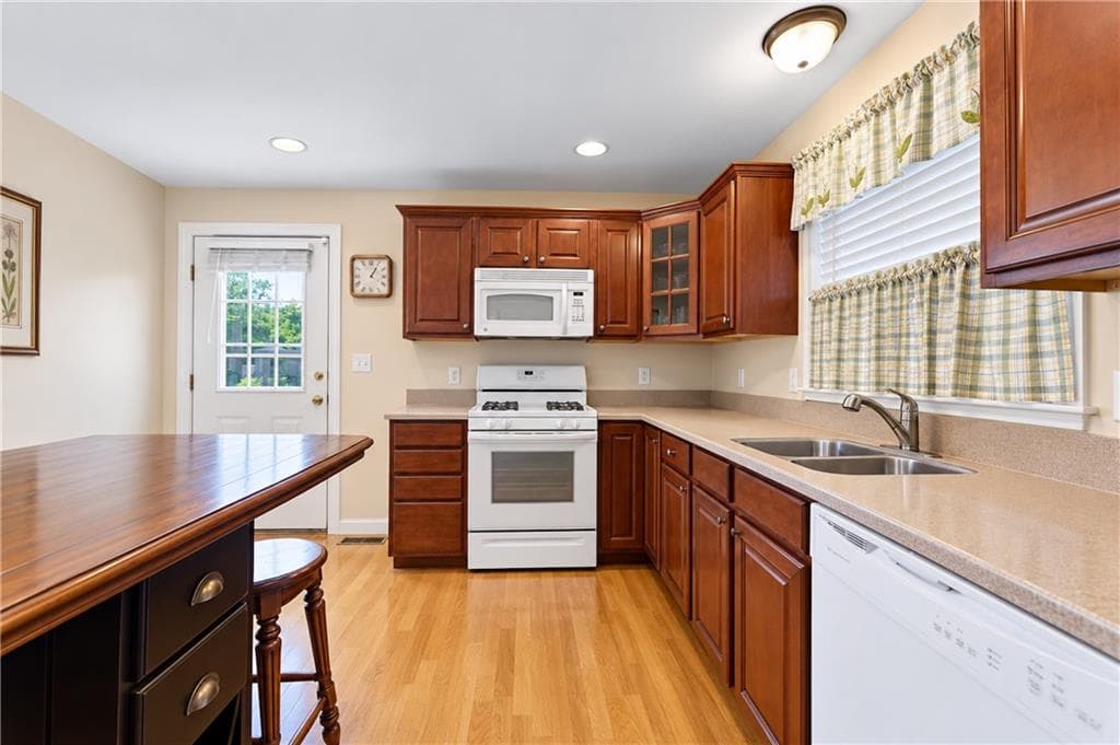 Single Family Residence at 15 Metacomet Avenue, East Providence, photo 19 of 35
