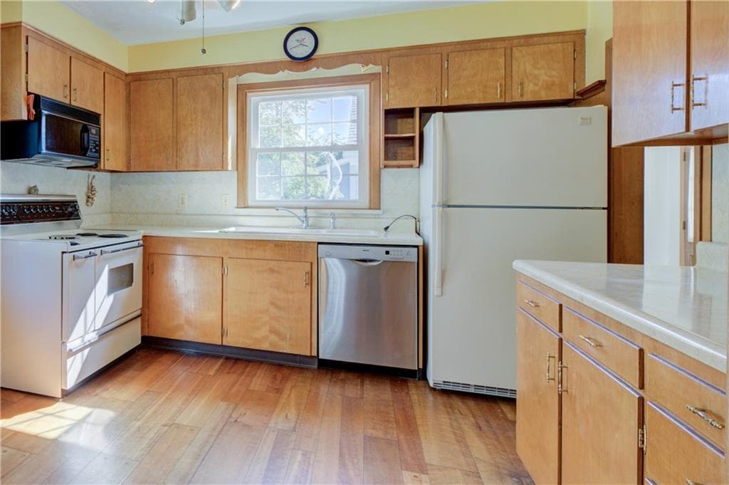 Single Family Residence at 40 Brimfield Road, Cranston, photo 7 of 40