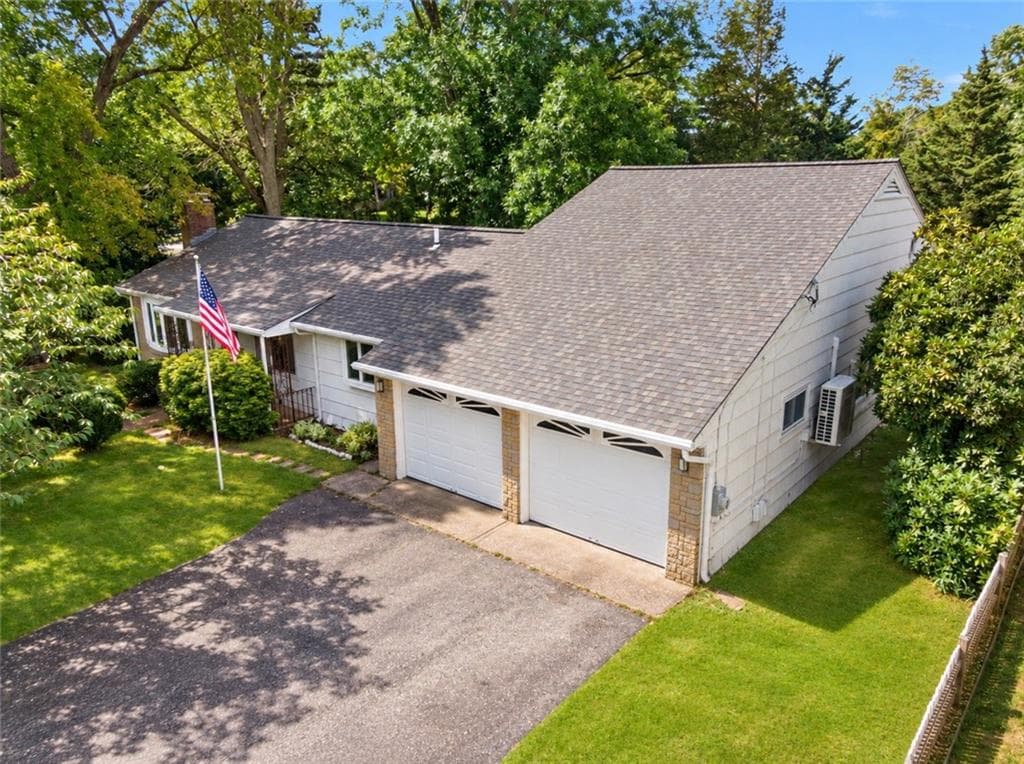 Single Family Residence at 14 Plymouth Drive, Barrington, photo 5 of 40