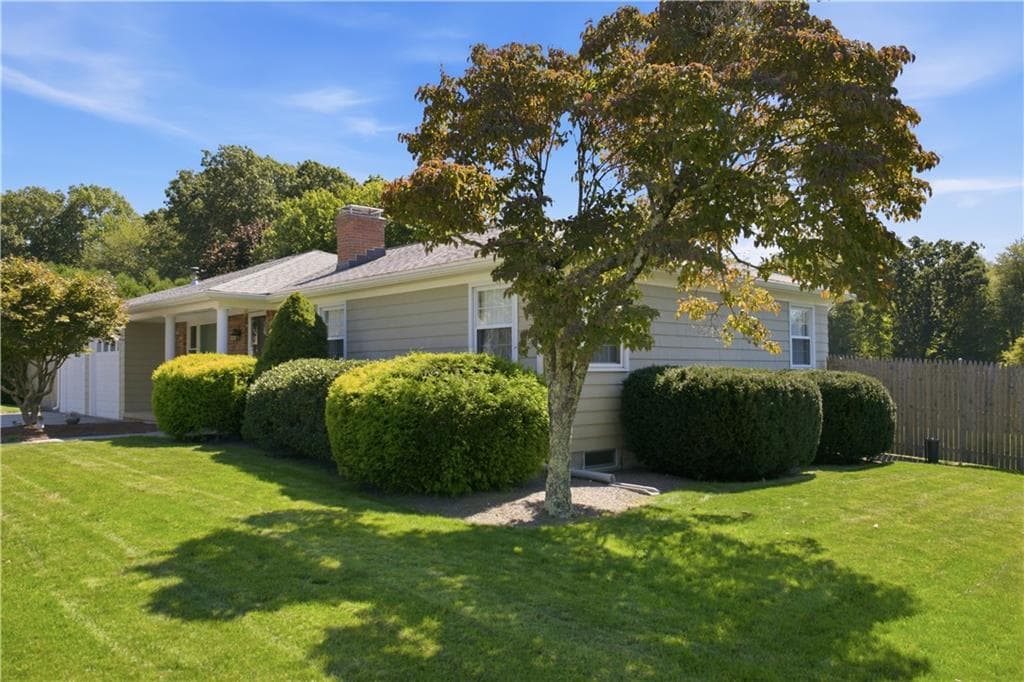 Single Family Residence at 43 Bayview Drive, West Warwick, photo 6 of 49