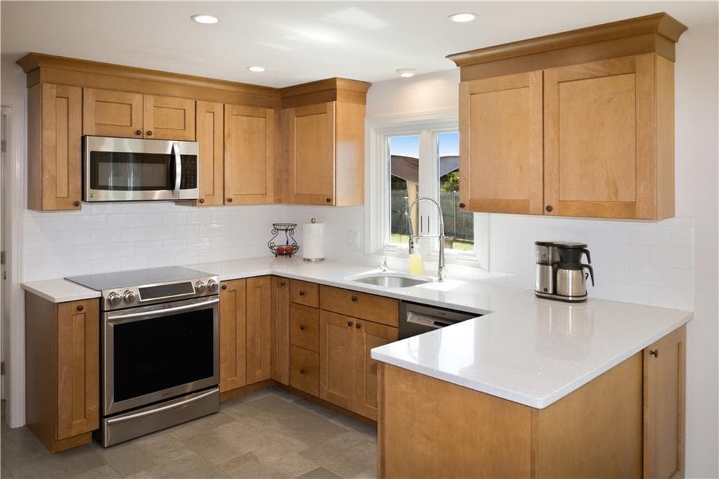 Single Family Residence at 43 Bayview Drive, West Warwick, photo 18 of 49