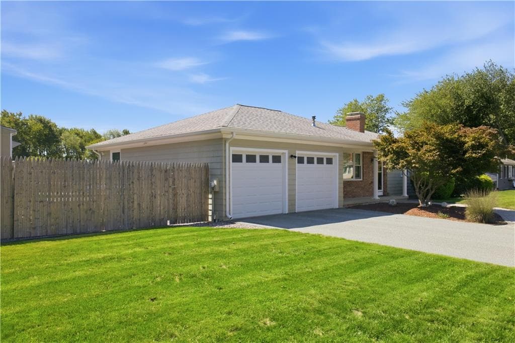 Single Family Residence at 43 Bayview Drive, West Warwick, photo 4 of 49