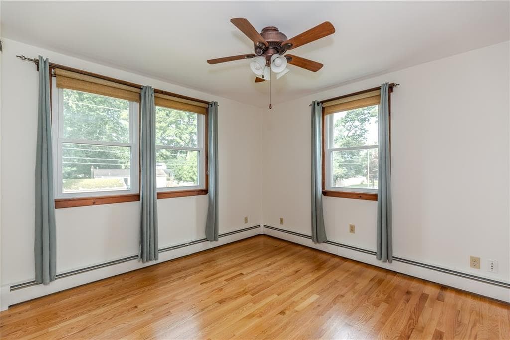 Single Family Residence at 92 Hawksley Avenue, Warwick, photo 13 of 18