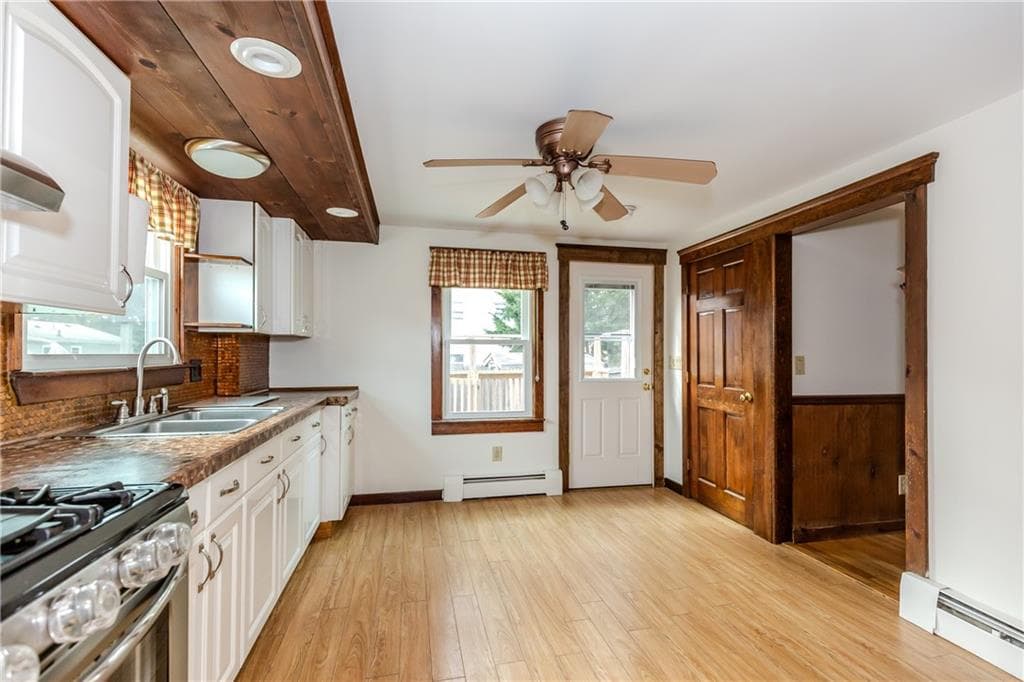 Single Family Residence at 92 Hawksley Avenue, Warwick, photo 9 of 18