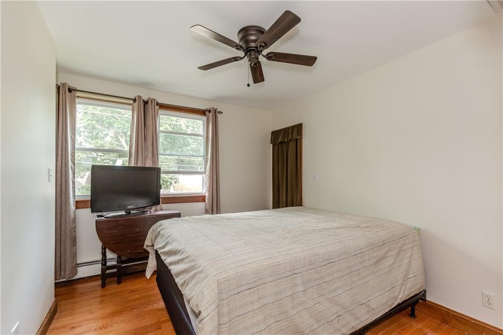 Single Family Residence at 92 Hawksley Avenue, Warwick, photo 14 of 18