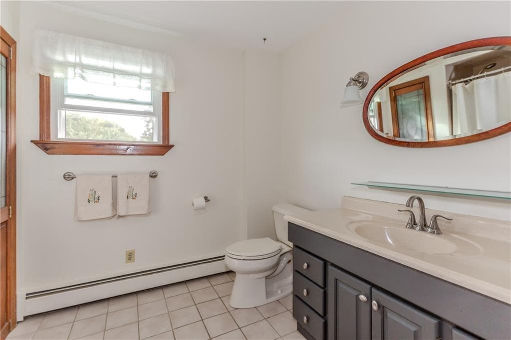 Single Family Residence at 92 Hawksley Avenue, Warwick, photo 15 of 18