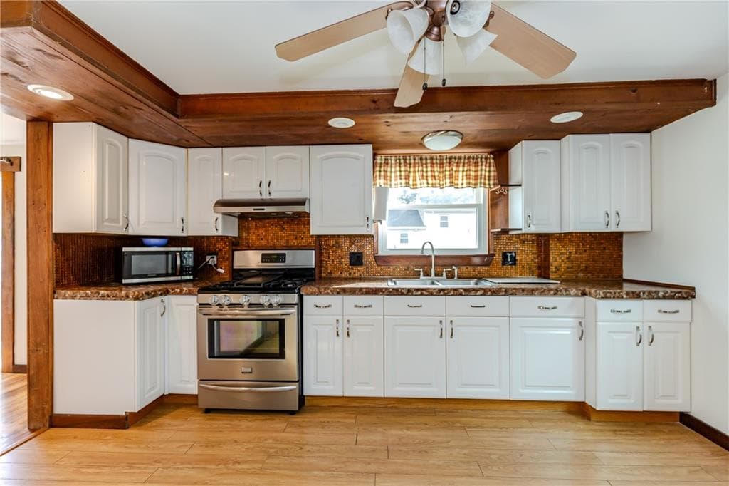 Single Family Residence at 92 Hawksley Avenue, Warwick, photo 8 of 18