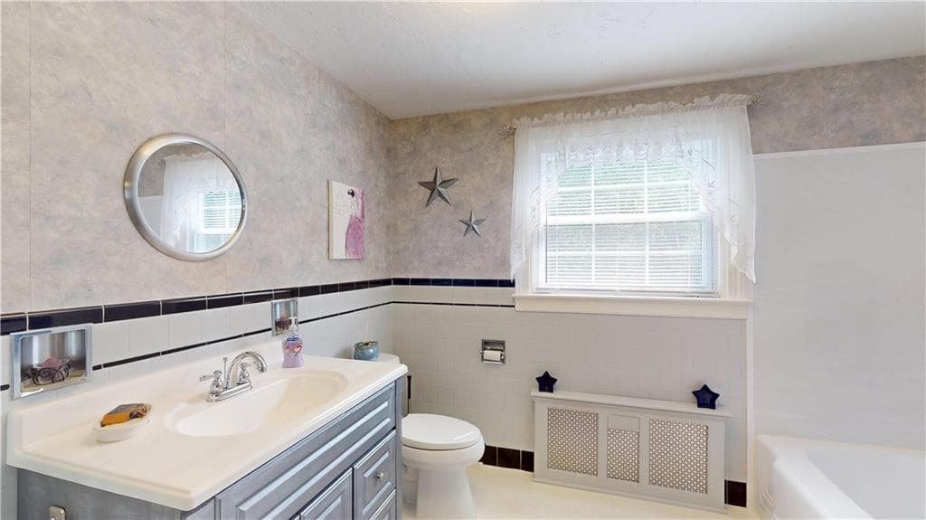 Single Family Residence at 96 Paterson Avenue, Warwick, photo 22 of 49