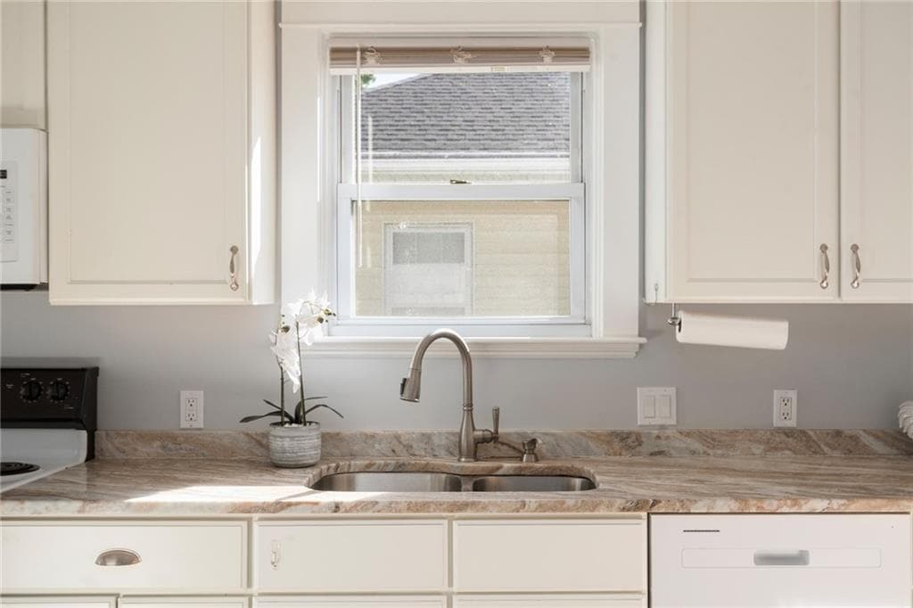 Single Family Residence at 14 Taft Avenue, Providence, photo 9 of 30