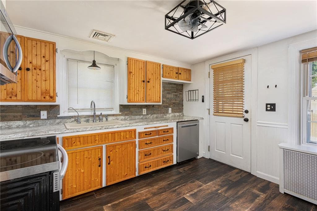 Single Family Residence at 161 Carolyn Street, Warwick, photo 12 of 25