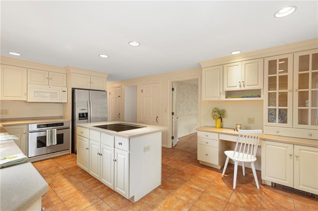 Single Family Residence at 102 Edgewater Road, Narragansett, photo 5 of 38