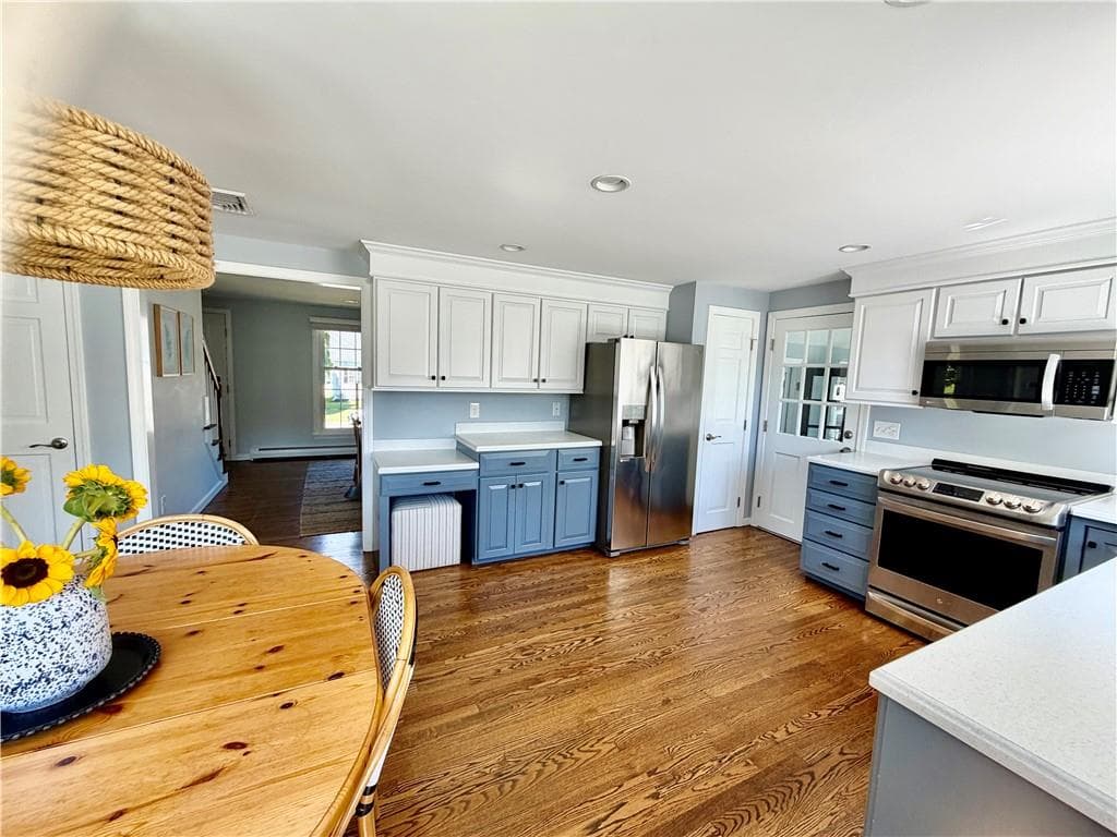 Single Family Residence at 7 Cortland Lane, Smithfield, photo 7 of 24