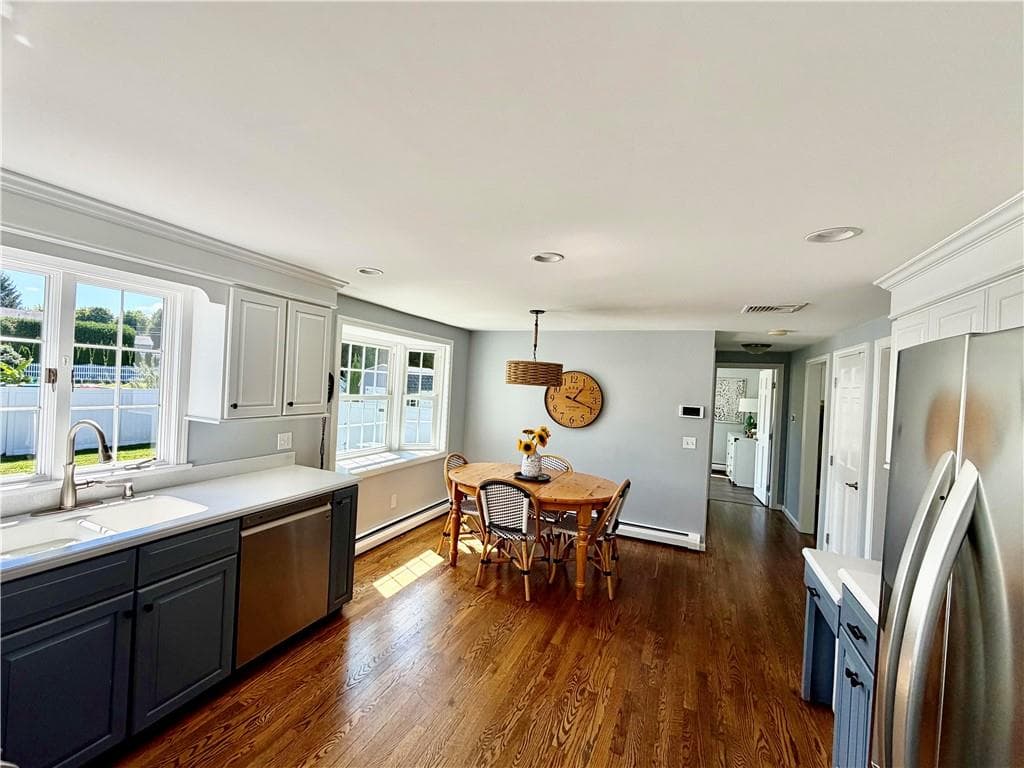 Single Family Residence at 7 Cortland Lane, Smithfield, photo 10 of 24