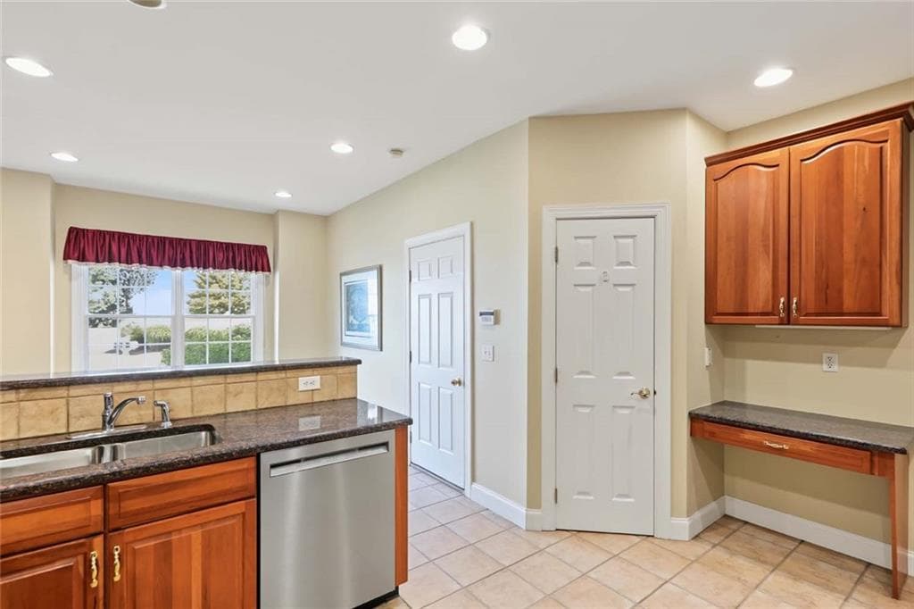 Condominium at 20 Ivy Garden Way, East Greenwich, photo 10 of 43
