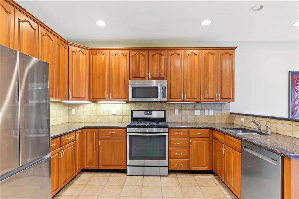 Condominium at 20 Ivy Garden Way, East Greenwich, photo 8 of 43