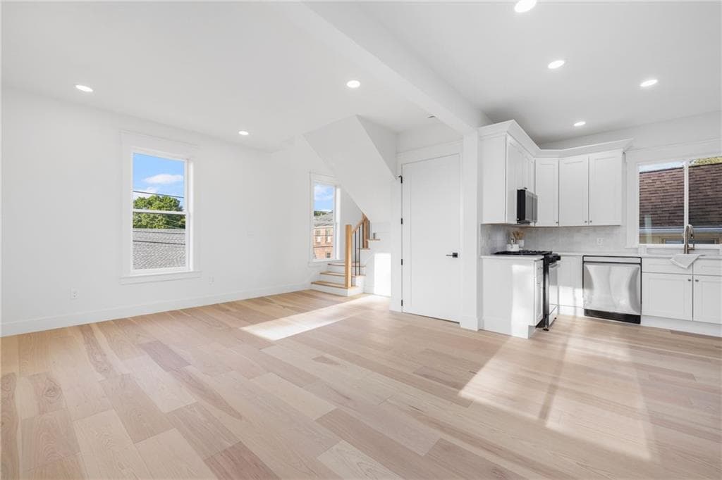 Condominium at 7 Sheffield Avenue UNIT B, Newport, photo 11 of 41