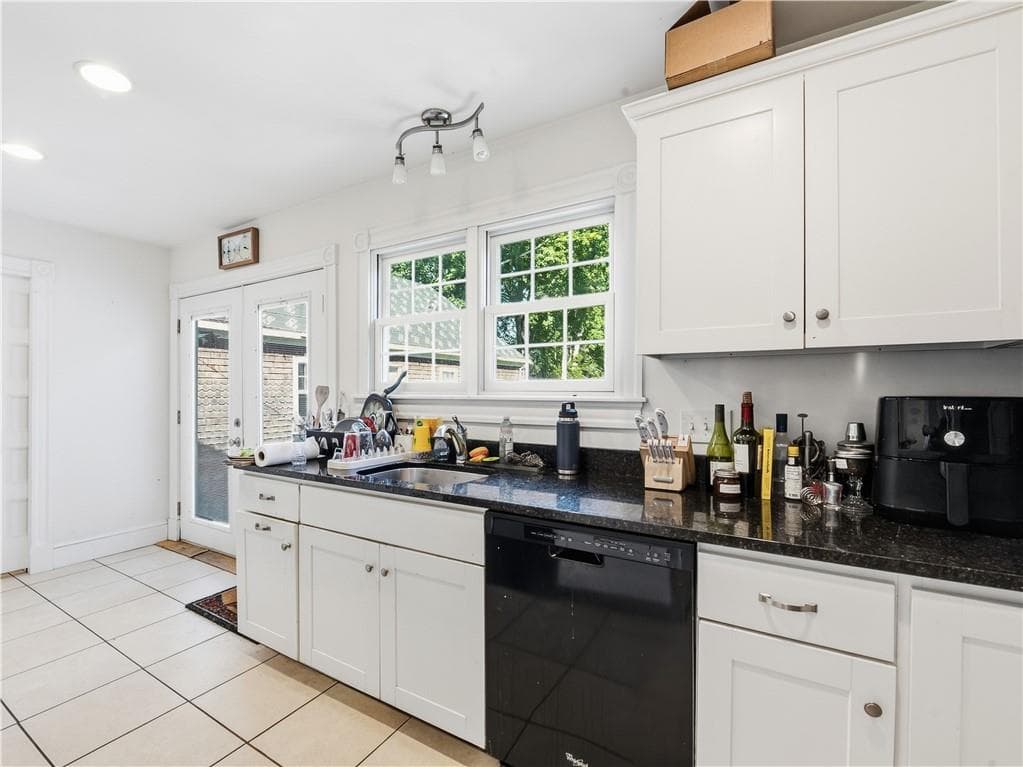Single Family Residence at 24 26 Annandale Road, Newport, photo 14 of 34
