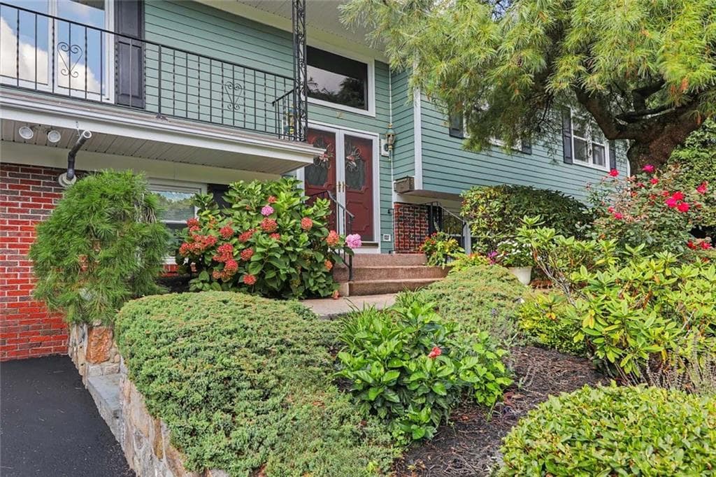 Single Family Residence at 14 Sweet Hill Drive, Johnston, photo 5 of 50