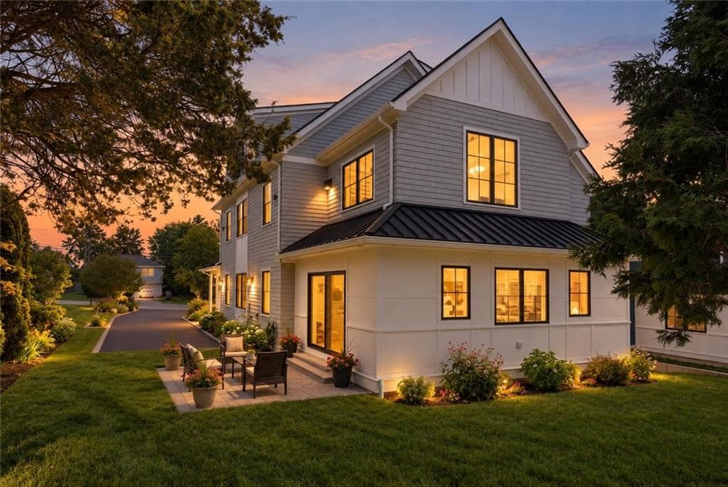 Single Family Residence at 118 Newport Avenue, Middletown, photo 2 of 41